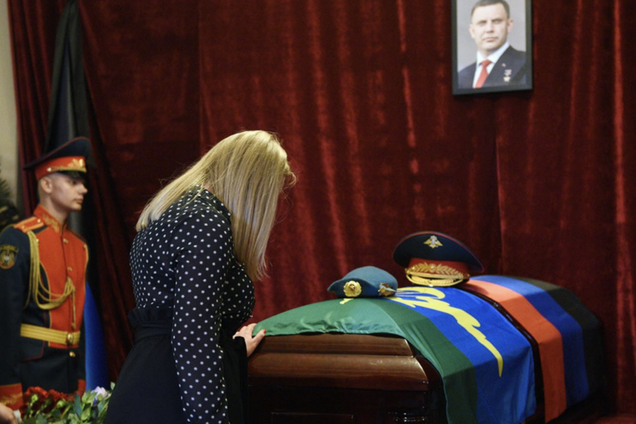 Захарченка ховають у закритій труні: фоторепортаж з Донецька