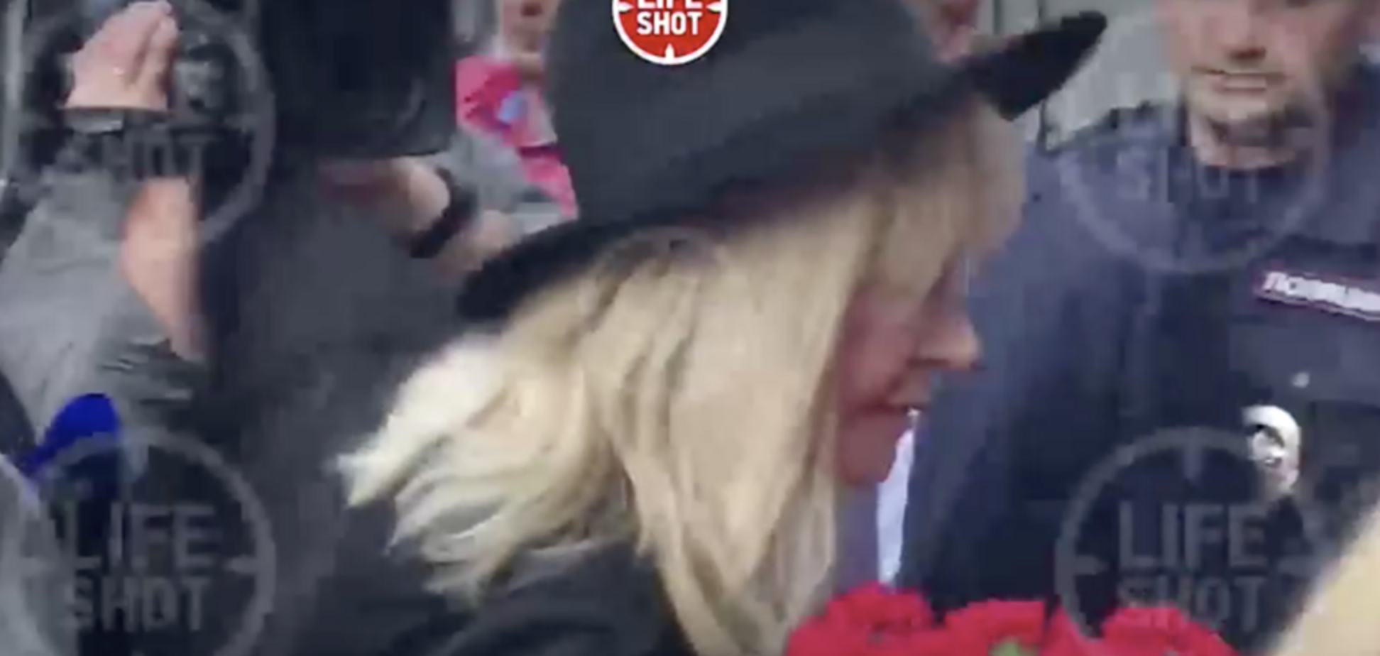 Шла молча с букетом гвоздик: Пугачева приехала на прощание с Кобзоном