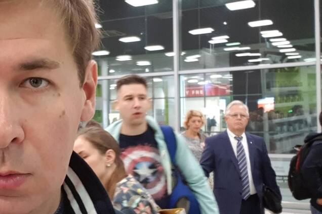 Коммуниста Симоненко засекли спешащим на самолет в Москву: фотофакт