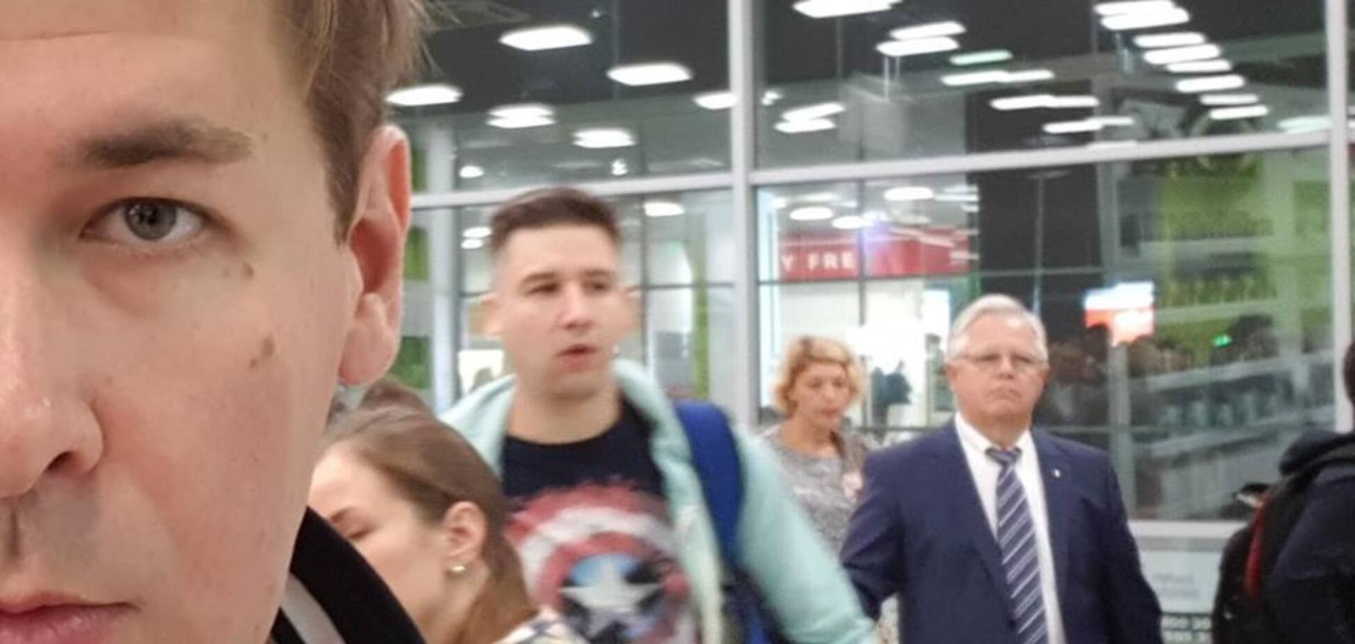 Коммуниста Симоненко засекли спешащим на самолет в Москву: фотофакт 