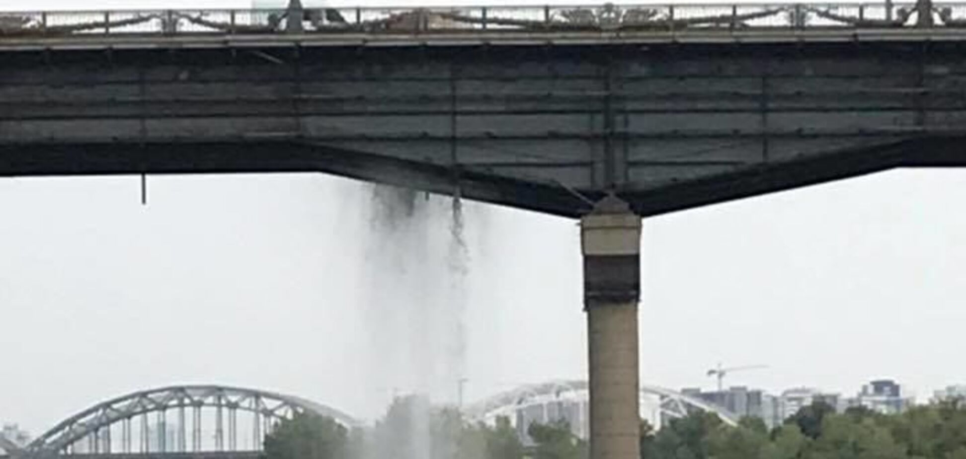 НП на мосту Патона у Києві: стало відомо, в якому він стані
