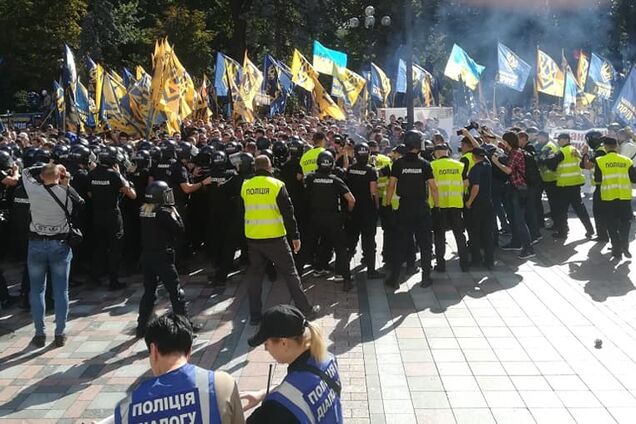 А де ''білий вождь''? У штурмі Ради радикалами з'явився цікавий момент