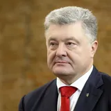 А картины вернут? Друзья Путина лишили Порошенко почетного звания