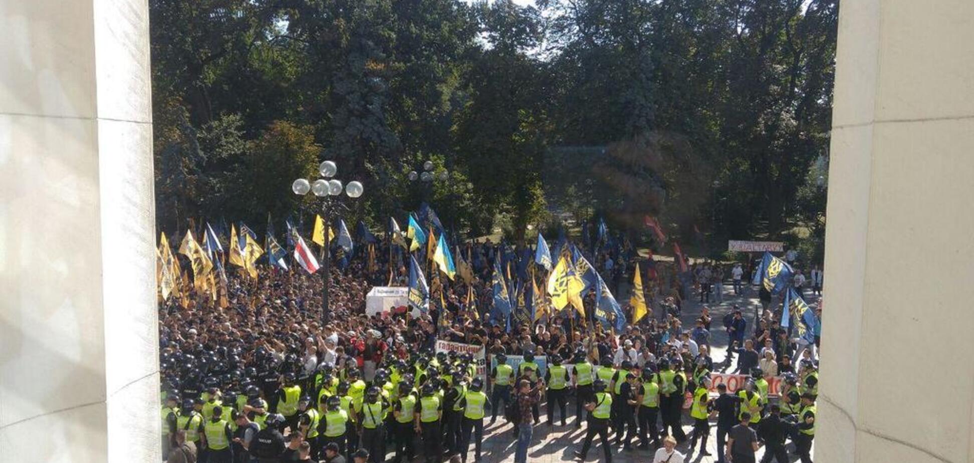 ''Нацкорпус'' пішов на штурм Ради: виникла бійка