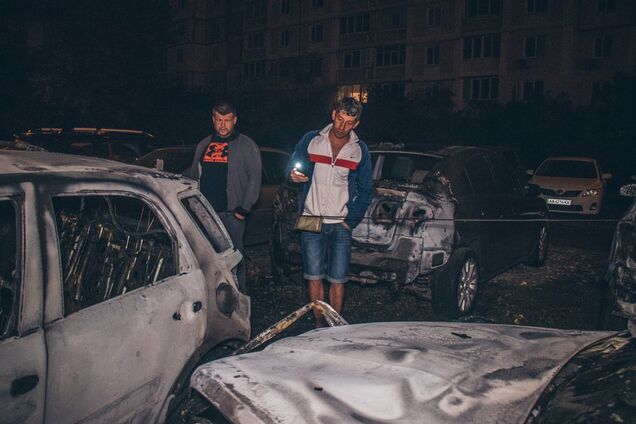 Помста активісту? У Києві влаштували масштабну пожежу на парковці. Відеофакт