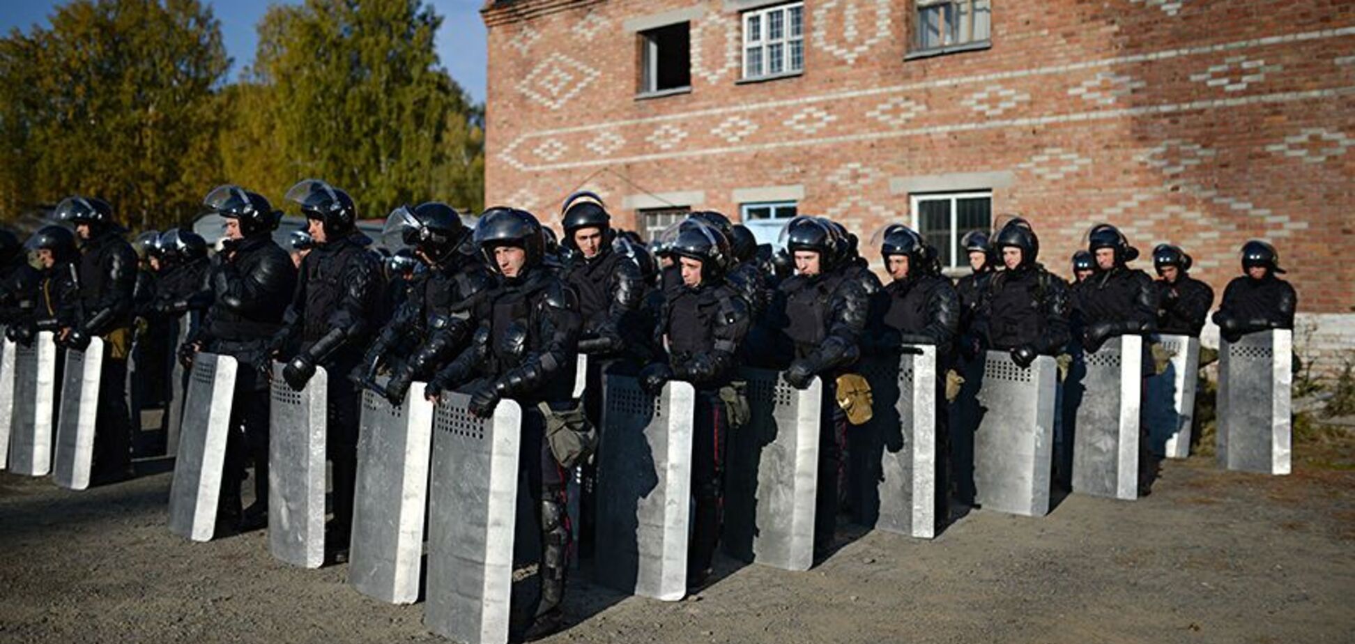 ''Сьорбають із каструлі!'' У мережі висміяли скрепи ''набожних'' росгвардійців у Криму