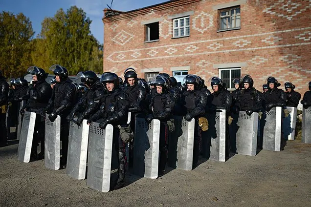 ''Сьорбають із каструлі!'' У мережі висміяли скрепи ''набожних'' росгвардійців у Криму