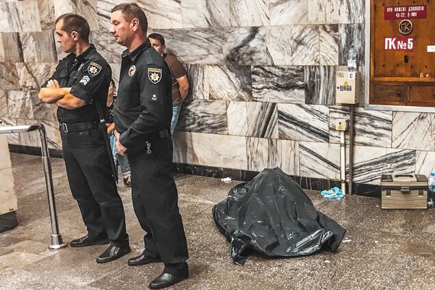 На станции метро Киева обнаружили труп: фото с места ЧП