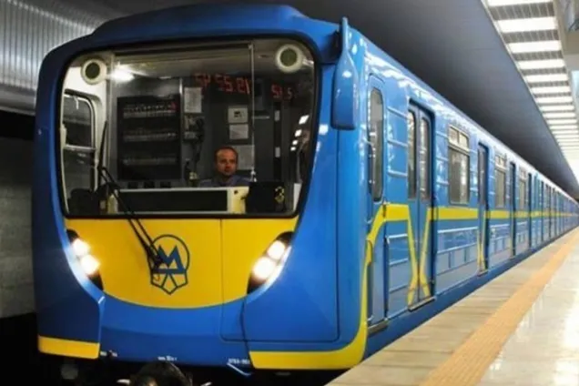 "БДСМ і рольові ігри пропонують": у київському метро з'явився дивний жарт