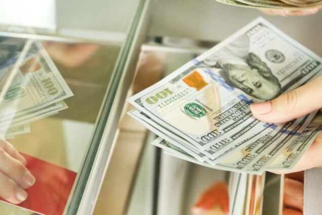 Долар впевнено гепнувся: курс валют до кінця вересня