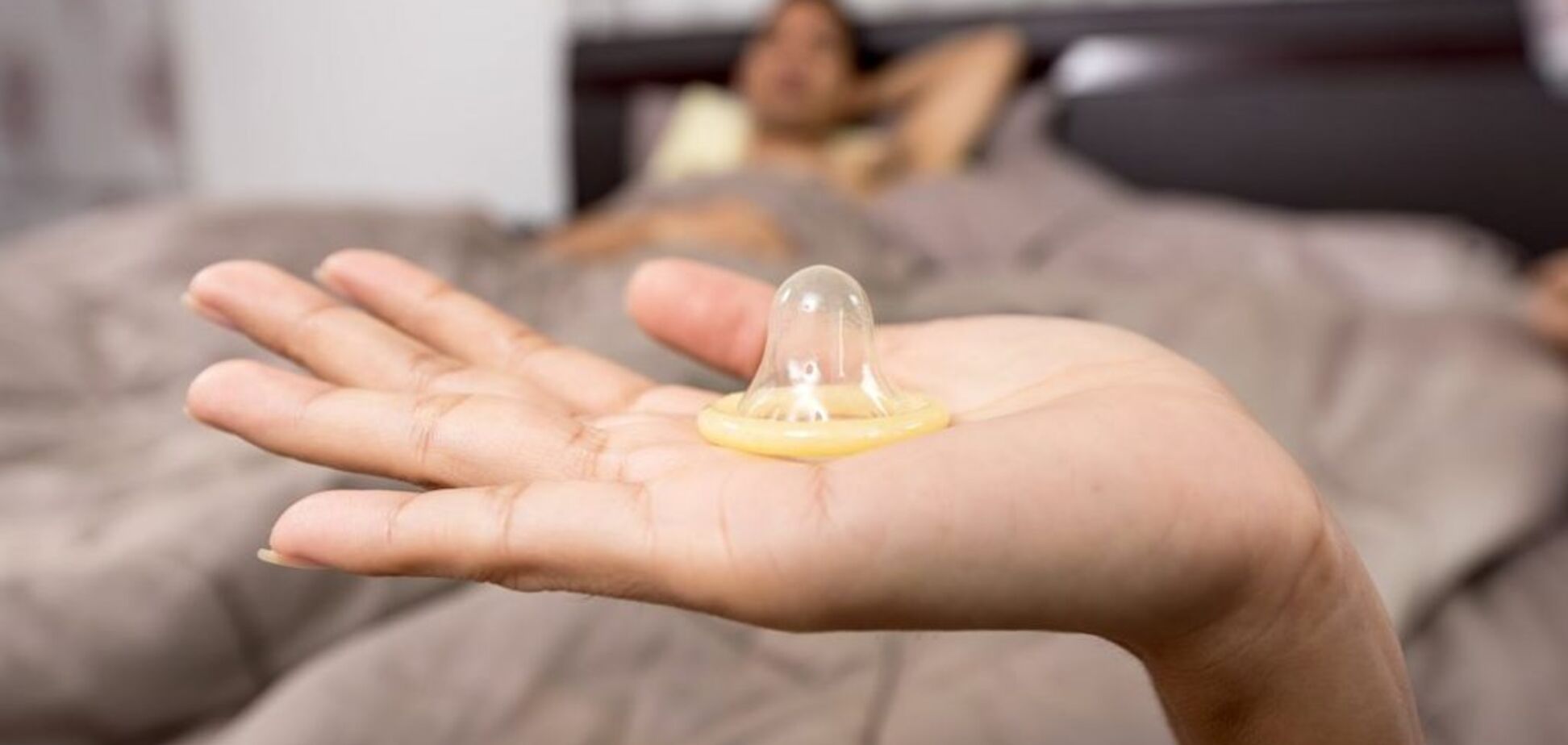 Кондом-челлендж: а вы умеете надеть презерватив одной рукой?