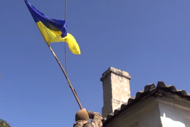 Зустрічали зі сльозами на очах: ЗСУ підняли прапор над звільненим селищем на Донбасі
