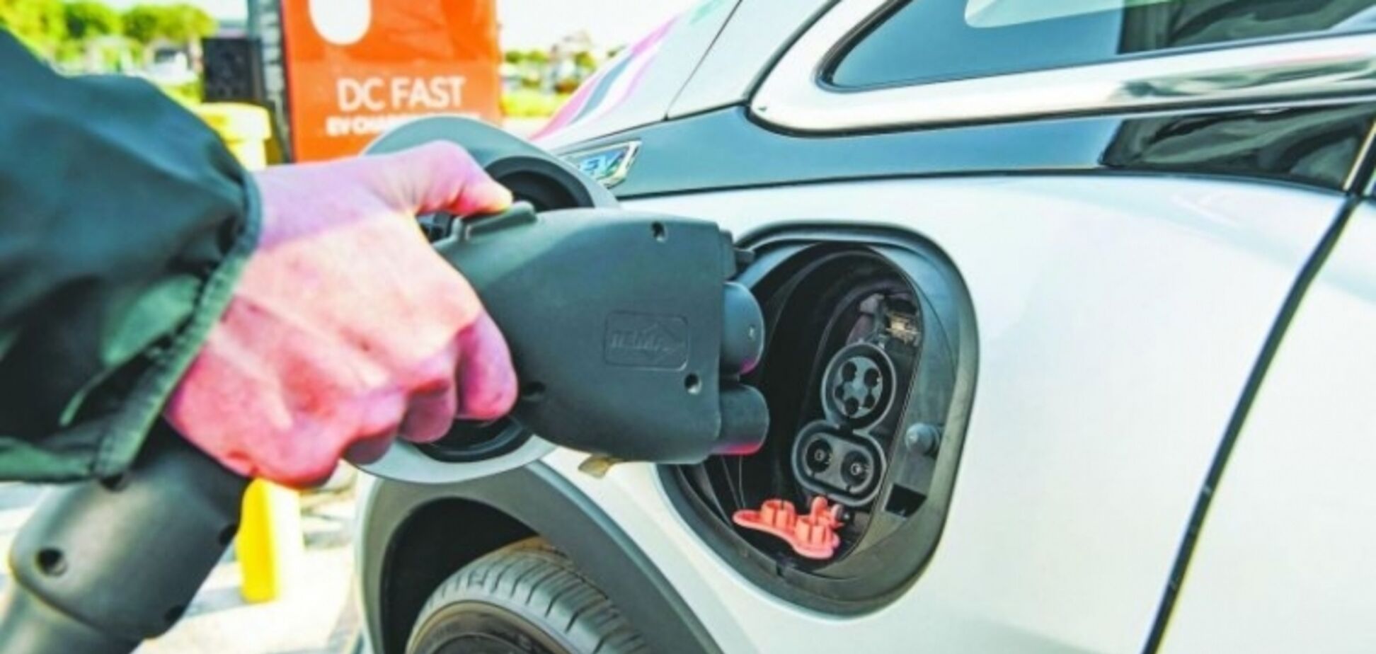 UBER увеличит число электромобилей в Киеве
