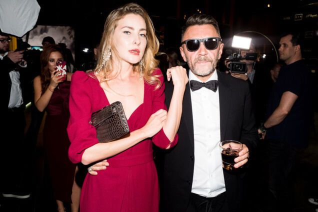 Шнуров снова вышел в свет со своей новой пасией