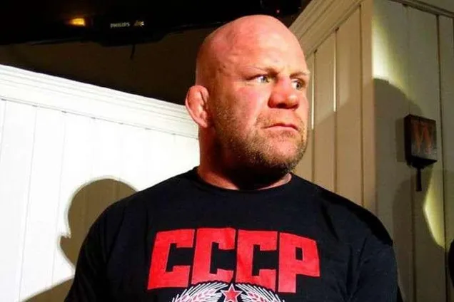 Російський депутат задушив бійця UFC на святі в Москві - відеофакт