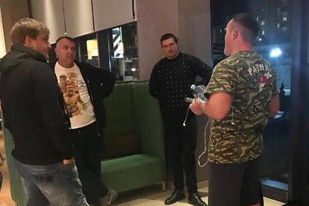 Усик в лондонській гостинці зіткнувся з боксером з команди Путіна - фотофакт