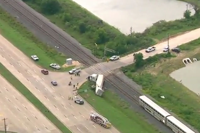 В США пассажирский поезд врезался в грузовик: видео с места аварии