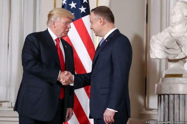 '' Цілує руку!'' У Польщі спалахнув скандал через ''ганебне'' фото Дуди з Трампом