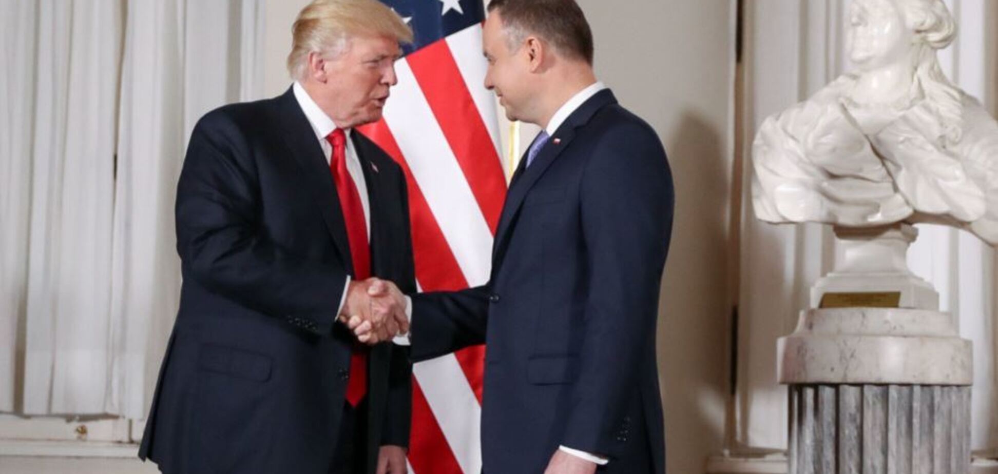 '' Цілує руку!'' У Польщі спалахнув скандал через ''ганебне'' фото Дуди з Трампом
