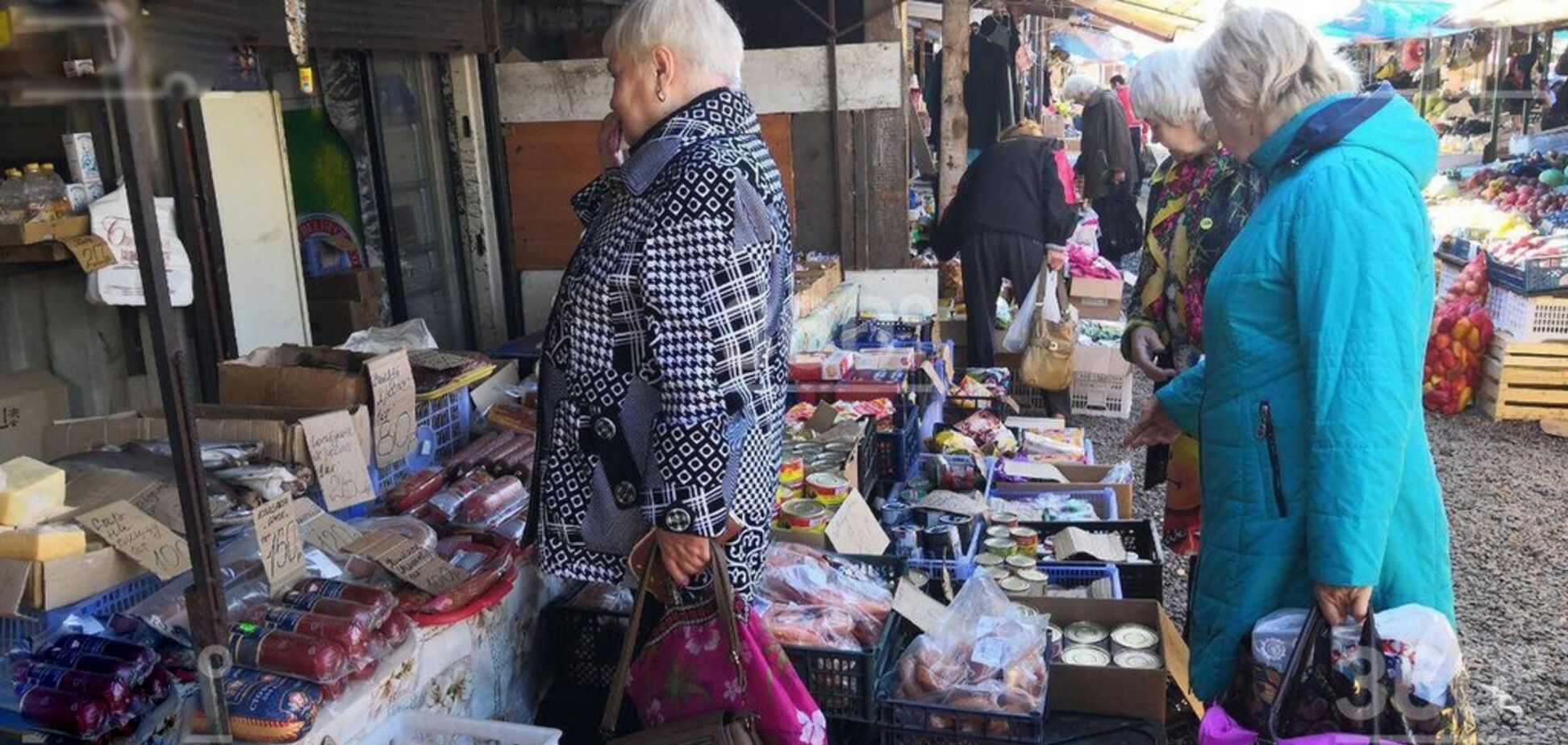 'Щурів їли': в Росії пенсіонери шикуються в черги за простроченням. Відеофакт