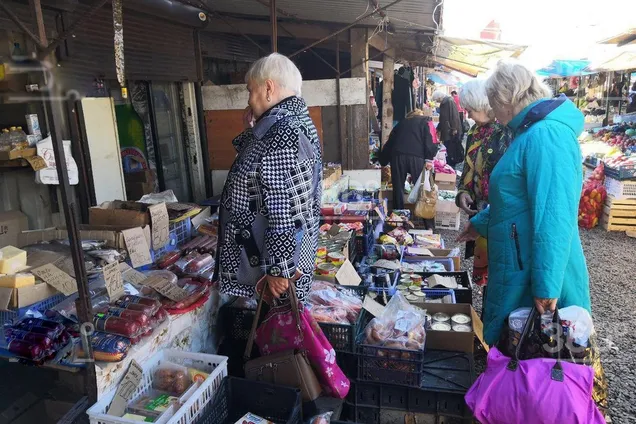"Крыс ели": в России пенсионеры выстраиваются в очереди за просрочкой. Видеофакт