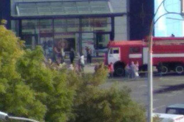 ''Швидкі'' та багато постраждалих: з'ясувалося, що викликало переполох поблизу ТЦ в Києві