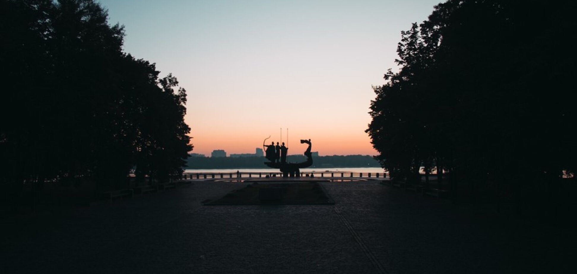 З'явилися гарні фото Києва на світанку