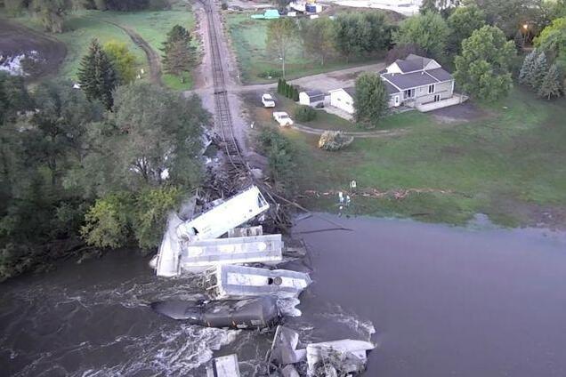 В США рухнул мост, поезд сорвался в реку: фото и видео ж/д катастрофы