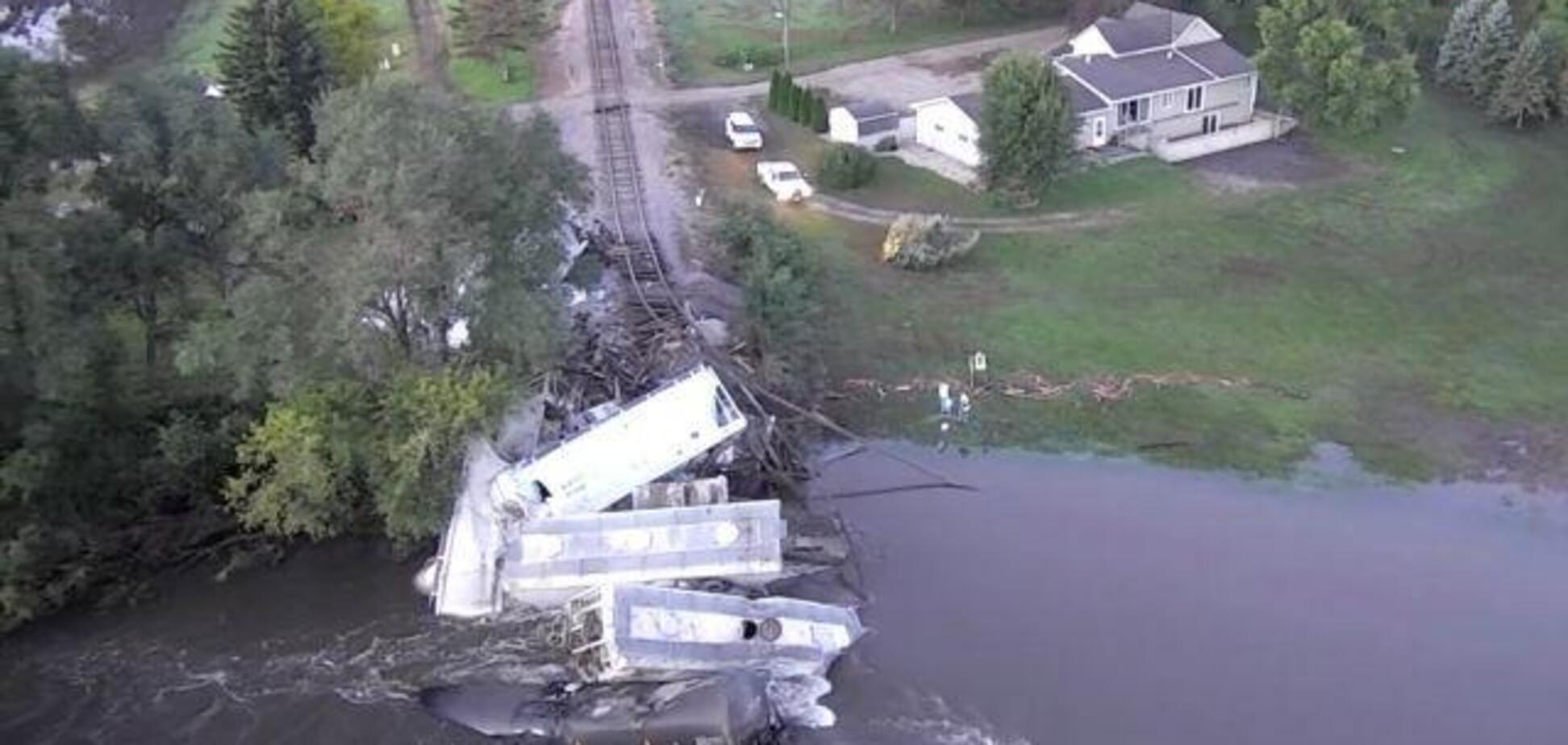 У США обвалився міст, потяг зірвався в річку: фото і відео залізничної катастрофи