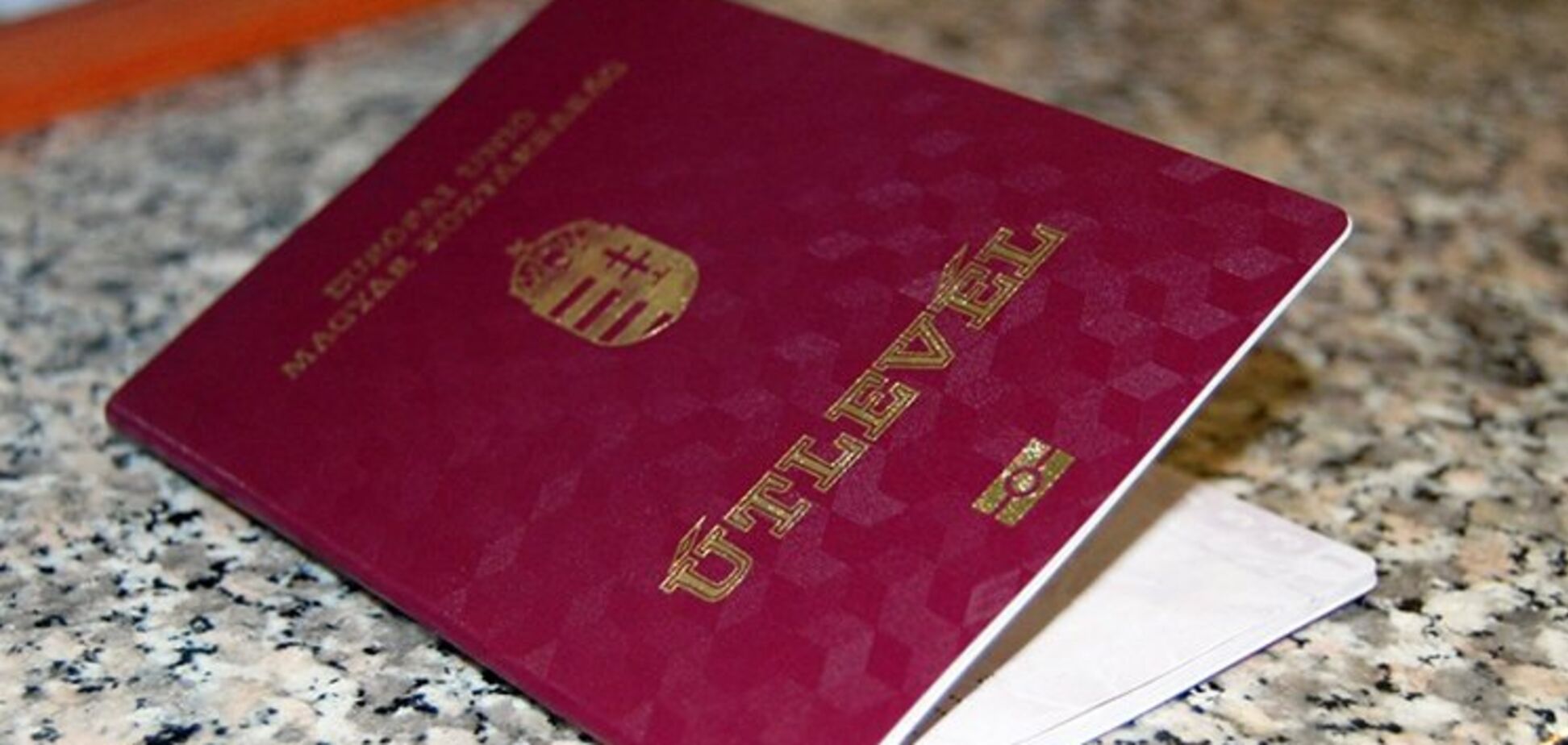 Паспорт Угорщини в Україні: названо ціну документа