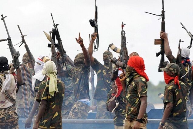 У побережья Африки пираты похитили моряков: среди них — украинец