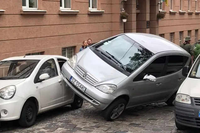''Как она умудрилась?'' Девушка из Львова удивила сеть своей парковкой