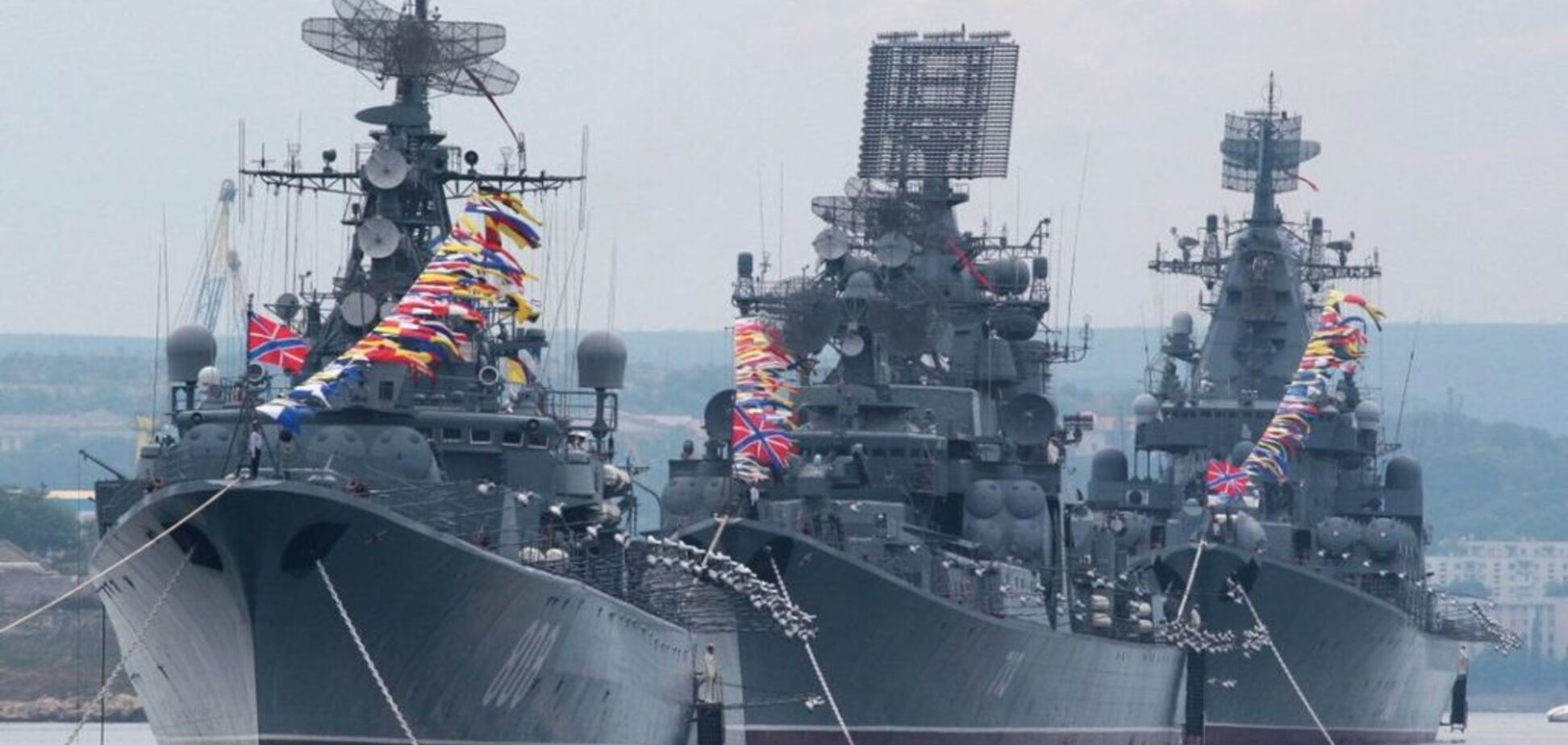 Сбросят бомбы: Россия отправила в Крым десятки самолетов и кораблей