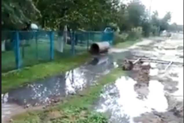 'Что делать с дерьмом под окнами?' В сети – скандал из-за ремонта дороги возле Львова