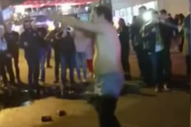 В центре Днепра голый мужчина пустился в пляс после концерта "Время и Стекло"