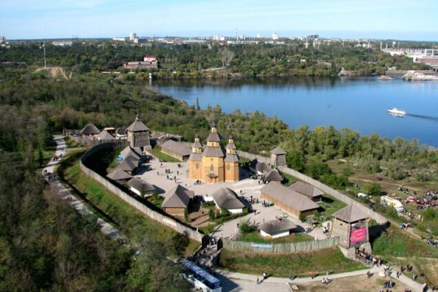 Російською — дорожче! Стала відома особливість екскурсій на Хортиці