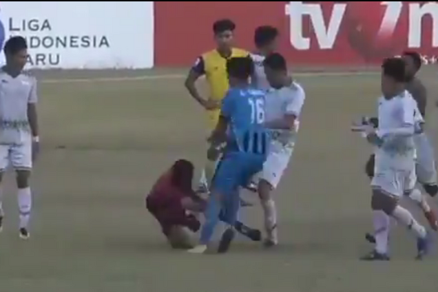 Арбитр не назначил пенальти и был избит футболистами