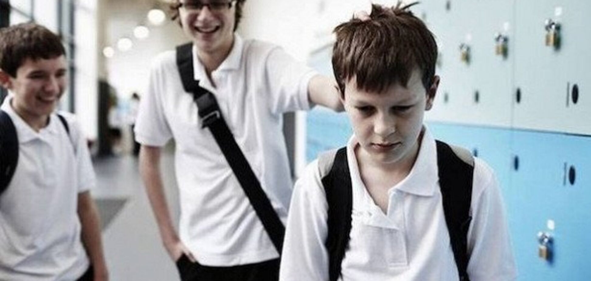 Подошли на остановке, били ногами: в Киеве у метро напали на подростка