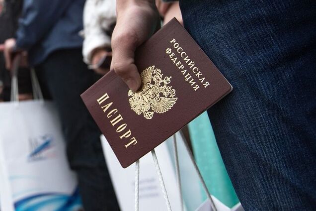 ''Вообще его не показывайте'': крымчане возмутились бесполезностью российского паспорта
