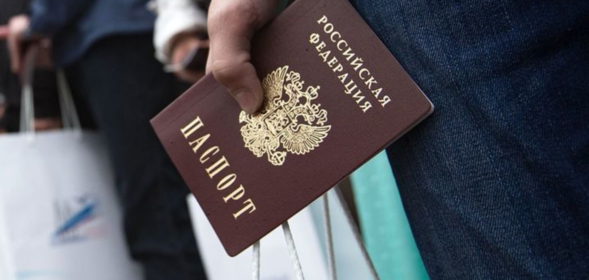 ''Взагалі його не показуйте'': кримчани обурилися безглуздістю російського паспорта