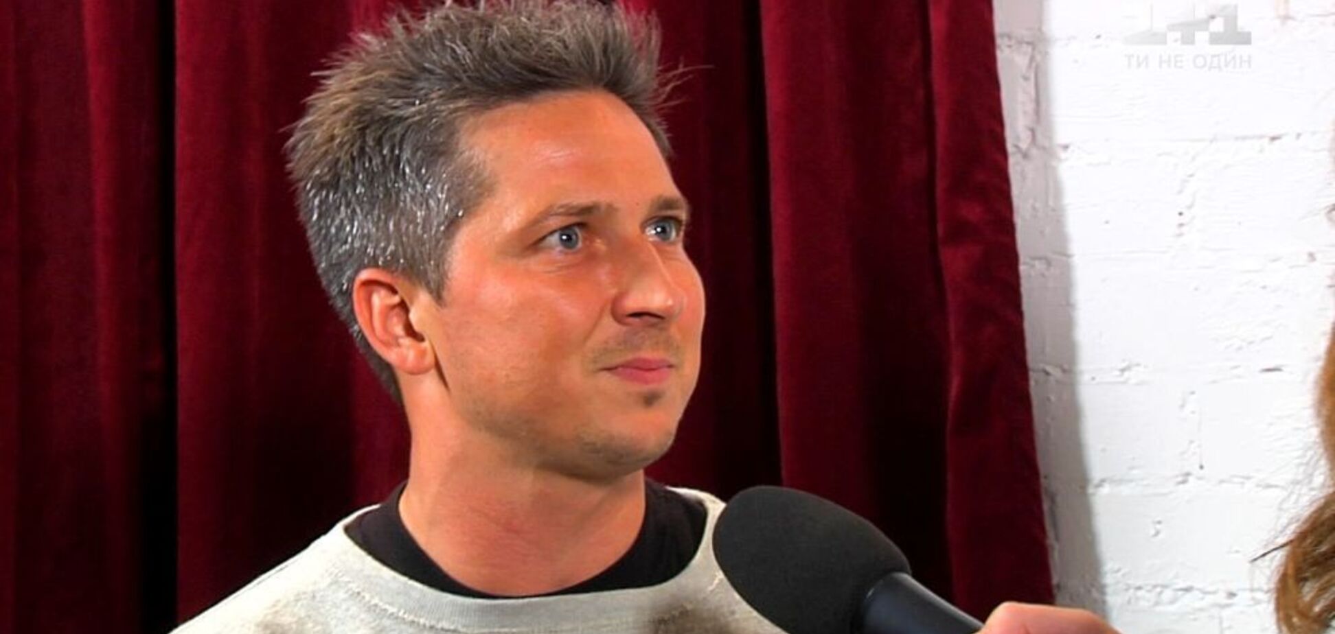 С флагом Украины: известный телеведущий покорил самую высокую гору Европы