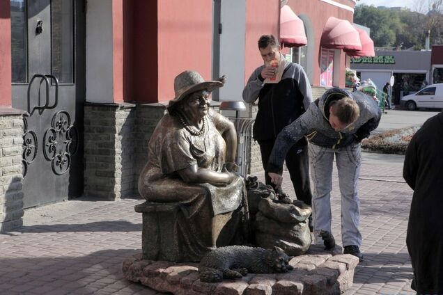 Торговка семечками: в Харькове установили необычный памятник