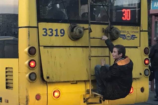 'Ну нет у парня 8 грн': в сети разгорелись споры из-за школьника-зацепера в Киеве