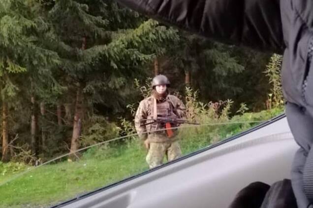 На популярном курорте западной Украины заметили вооруженных "зеленых человечков": фото и видеофакт