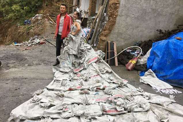 От скуки: китаянка сшила свадебное платье из мешков для цемента