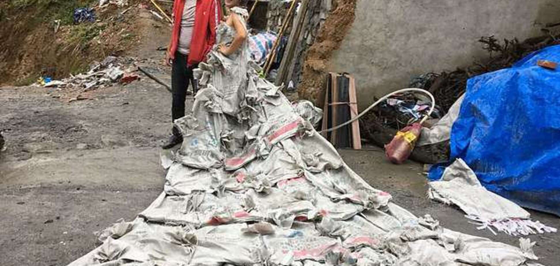 Від нудьги: китаянка пошила весільну сукню з мішків для цементу