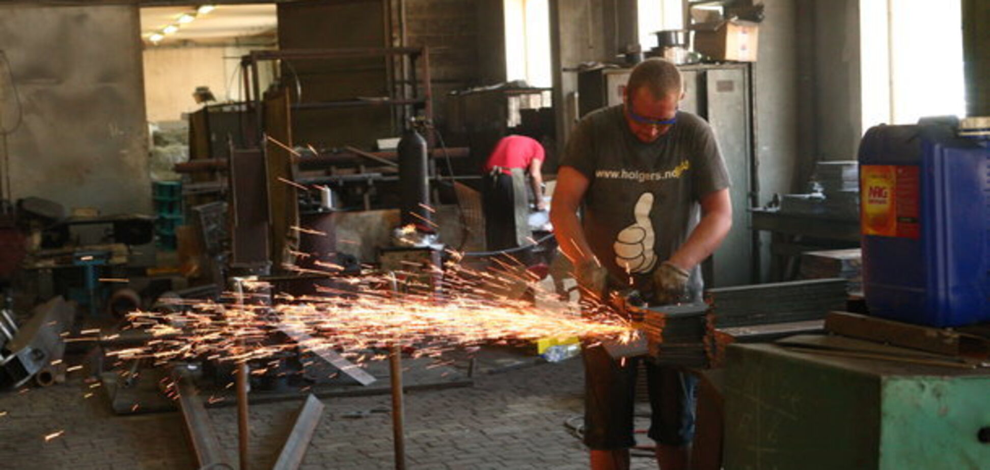 Последствия трудовой миграции: Украина рискует остаться без слесарей и сварщиков