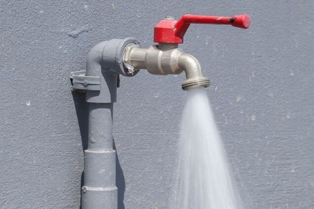 Прямиком на завод Фирташа: раскрыт канал поставки воды из Украины в Крым