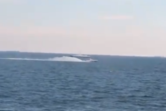   На большой скорости: корабли России и Украины ''сцепились'' в море. Видео опасного инцидента