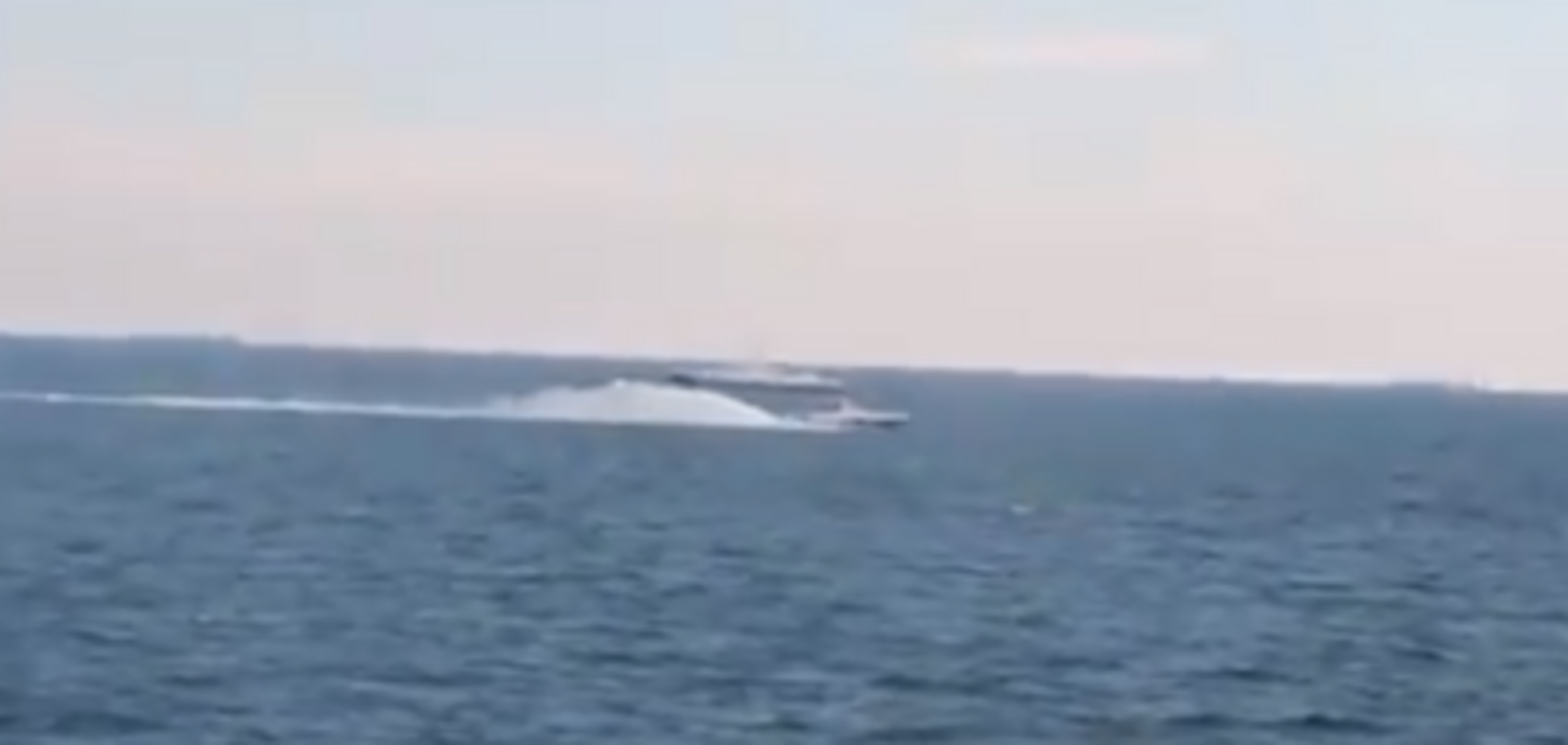 На великій швидкості: кораблі Росії та України ''зчепилися'' у морі. Відео небезпечного інциденту